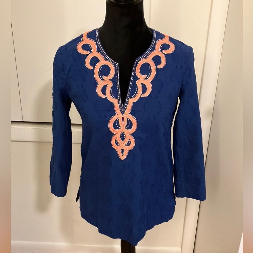 Lilly Pulitzer embroidered top with tiny metallic beading, size XS.